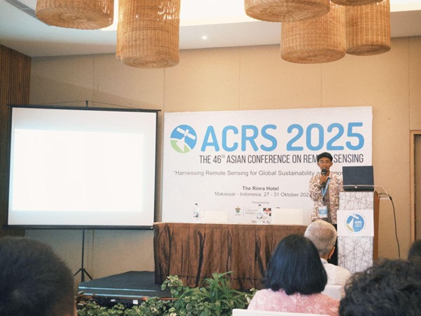 Mahasiswa Oseanografi, Fakultas Perikanan dan Ilmu Kelautan, Universitas Diponegoro Raih JSPRS Award 2025 di Konferensi Internasional ACRS Makassar